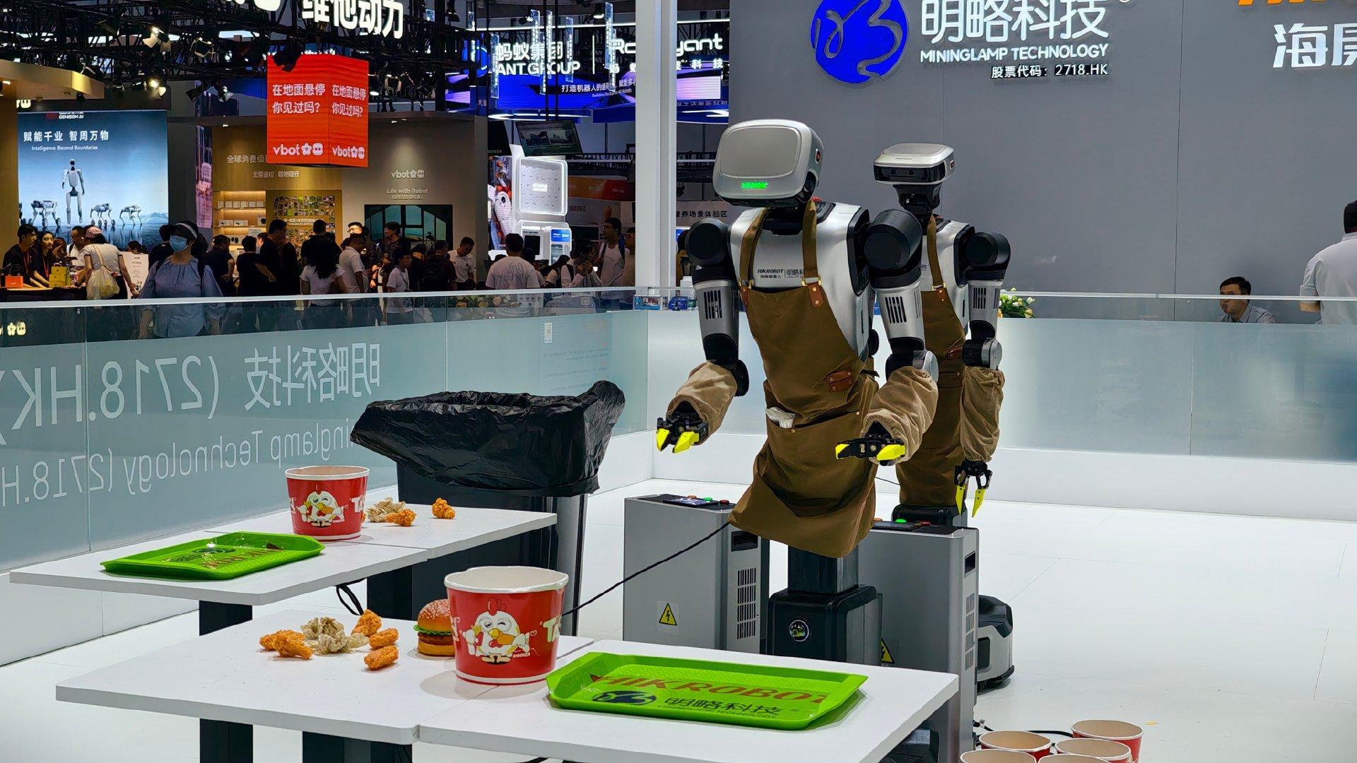 #人形机器人为什么一定要是人形##2026世界机器人大会# 实际上人形并不是最优方案，反而难度巨大：平衡、续航、关节负重，全都是技术难关。轮式、四足、机械臂专用机器人，在单一岗位效率反而更高。

专用活交给异形机器人，什么活都能干的通用机器人，人形是目前最合适的方案。 ​
