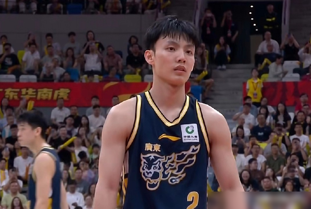 广东队这仗，几乎是躺在担架上打的。 主帅杜锋4月14日突发肠胃炎紧急...