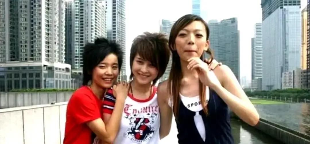 40岁的超女许飞突然传出隐婚生子，爆料人甚至连她老公是圈外人都编得有鼻子有眼。
事情的源头其实荒唐得很，仅仅是一个海外IP的网友在评论区随口留了句话，说许飞早就定居国外、成了家有了娃。
结果转头一看，前几天刚播出的综艺节目里，她的资料卡上还明明白白印着未婚未育四个字。
现在的爆料成本真是越来越