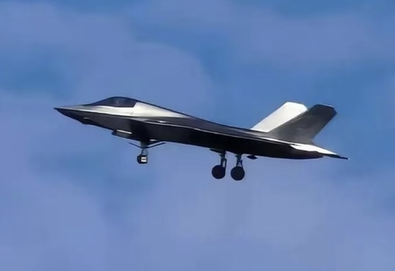 银光闪闪，歼-35“银河战舰”涂装亮相！