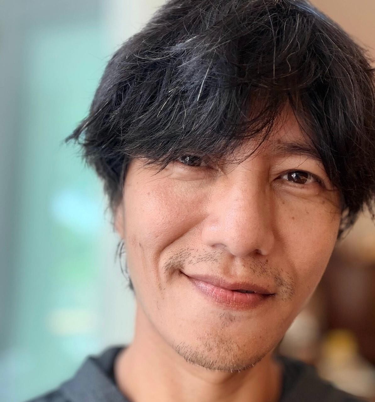 陈坤50岁直播素颜，把男神滤镜一把扯下来。前阵生病瘦了十斤，脸凹下去，鬓角白头发也藏不住，他还开玩笑说“生病太好了，省得减肥”。辛芷蕾当场都愣了，说你怎么瘦成这样。老粉心疼，路人翻出他和周迅隐婚那桩传了十几年的旧闻又嚼一遍，其实2023年他就辟过谣，就是死党。
这事看着是颜值塌了，根儿上是观众还拿二