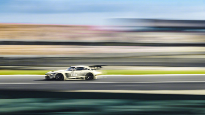 王一博  属于85号的全新战车来了！🏎️🏁 专属定制ALO车，本赛季首个独立品牌涂装赛车正式亮相，奔赴速度与热爱，品牌的宠爱就是这般汹涌热烈~ 时尚灵感解读 ​​​​