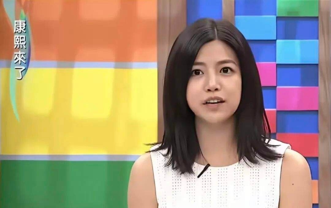 陈妍希曾经是南加大的校花，侯佩岑说她很出名，男生开跑车只为看她一眼 ，怪不得她演那些年能够一战成名呢，气质实在是太独了。