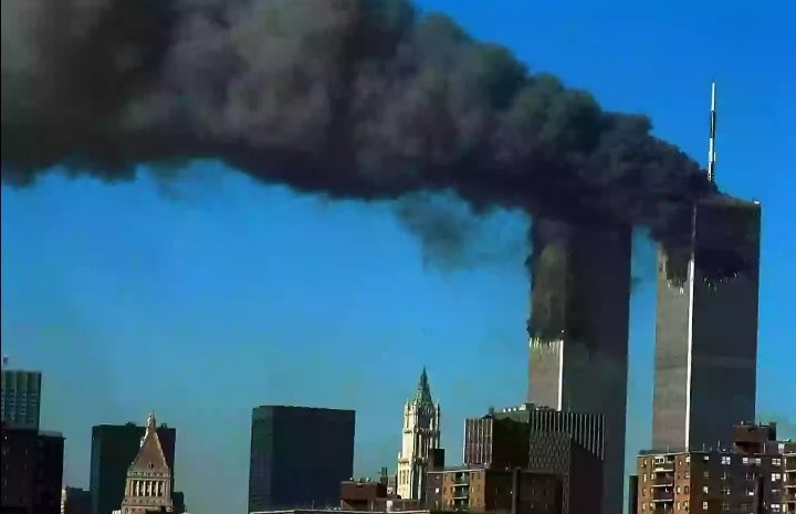 #911#2001年9月11日，四架被劫持的民航客机分别撞向世贸双子塔、五角大楼和宾夕法尼亚州田野，共造成近3000人遇难。25年过去，双子塔的遗址上已经建起了新的世贸中心建筑群，但每年的这一天，纽约仍会用自己的方式告诉所有人，有些记忆，永远不会被时间带走。 ​