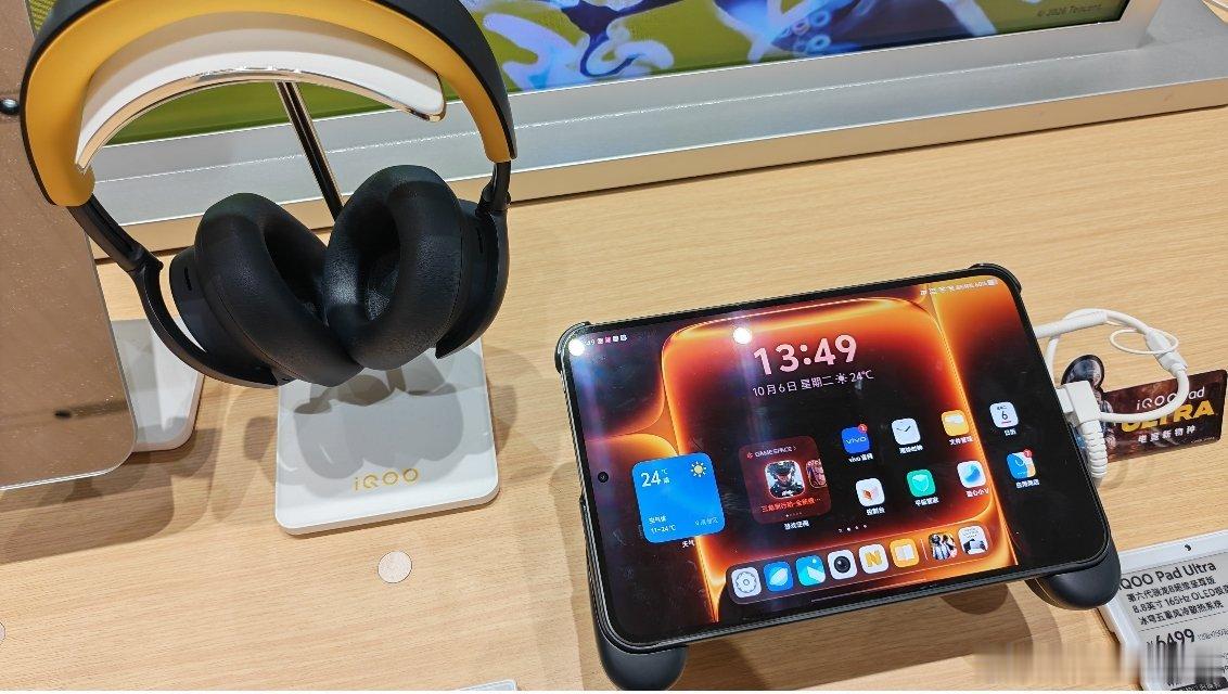 昨天在线下门店体验了iQOO16、平板pad ultra iQOO首款头戴式耳机
其他友商真舍不得是2K，你iQOO却上2K+165hz同开 摄像头pura＋iPhone Pro合体？
平板ultra带散热风扇，也是继红魔后也是有了带散热风扇的平板
这代iQOO16价格真的贵，毕竟成本涨了也可以理解 过段时间就降价了#iqoo[超话]##iqoo16##数码# ​
