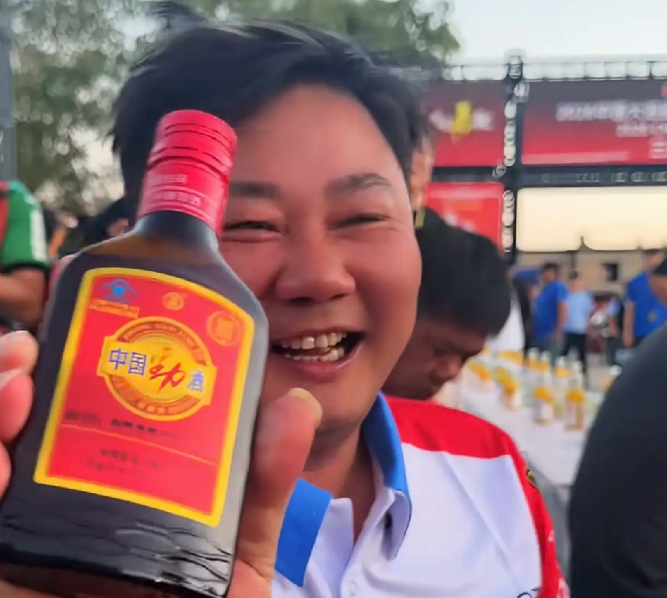 普通人一生劳碌奔波为了什么?以为老板跑去戈壁带薪摸鱼？一句话戳破多少人的错觉
 
跑完2500公里大海道魔鬼拉力赛，张雪在赛场被人打趣：带薪休假是不是太爽了？
 
一句“我是发钱那个”瞬间刷屏。
 
镜头里，他驰骋沙漠戈壁，骑摩托车穿越雅丹地貌，看着好不潇洒。
 
底下一堆人羡慕：当老板真好，上