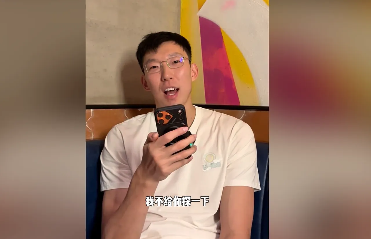 周琦措手不及！

郭士强拒绝周琦申请重返中国男篮的事情是闹得越来越大，不少球迷媒体质疑郭士强的想法，为何放弃一名顶级中锋不用？

这件事表面看是“不用大牌中锋”，实际上是郭士强在给中国男篮换血定规矩：谁来都得按体系来，不是名气大就能直接占位。

周琦什么水平，老球迷都懂。

护筐、换防、顺下、国际赛