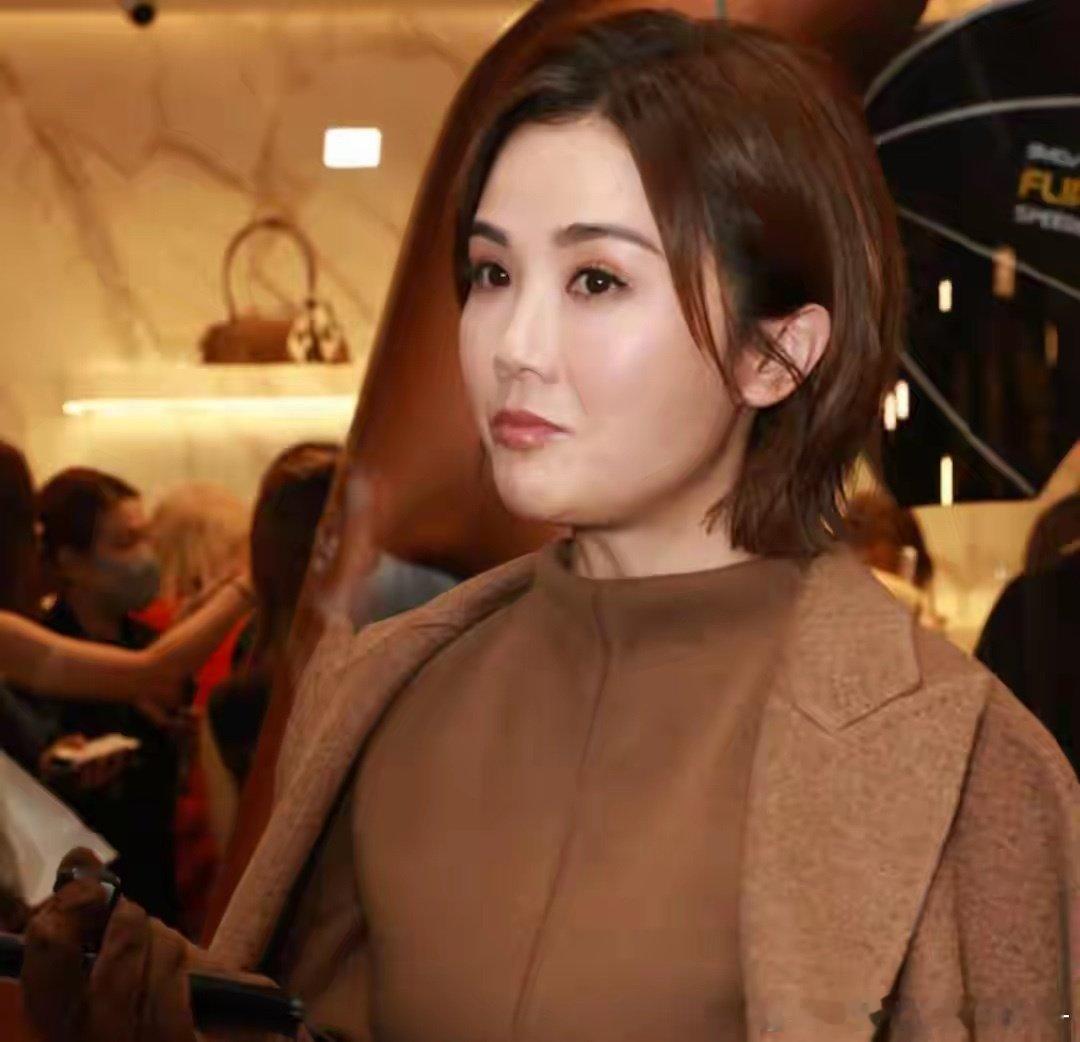 蔡卓妍回应张致恒欠债一事，表示已经不指望对方还钱，还透露仍有朋友在接济他。昔日老友走到这一步，阿Sa感慨无奈，最生气的不是钱要不回，而是对方始终没有脚踏实地好好生活，如今已经把他当成前朋友。 ​