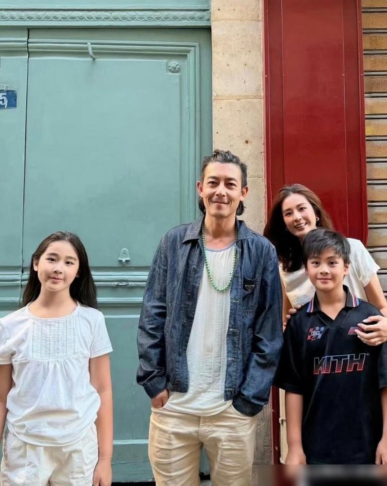 巴黎街头，陈冠希牵着女儿，秦舒培跟在旁边，一家四口就这么晃悠。没有保镖，没有口罩，也没人围上去尖叫。路人扫一眼，继续喝咖啡。
这场景放二十年前，想都不敢想。那时候他走到哪，镜头跟到哪，一句“无限期退出”，人直接从风暴眼消失。
现在呢？东京、洛杉矶、伦敦轮着住，搞潮牌，带娃看世界杯，女儿都九岁了。