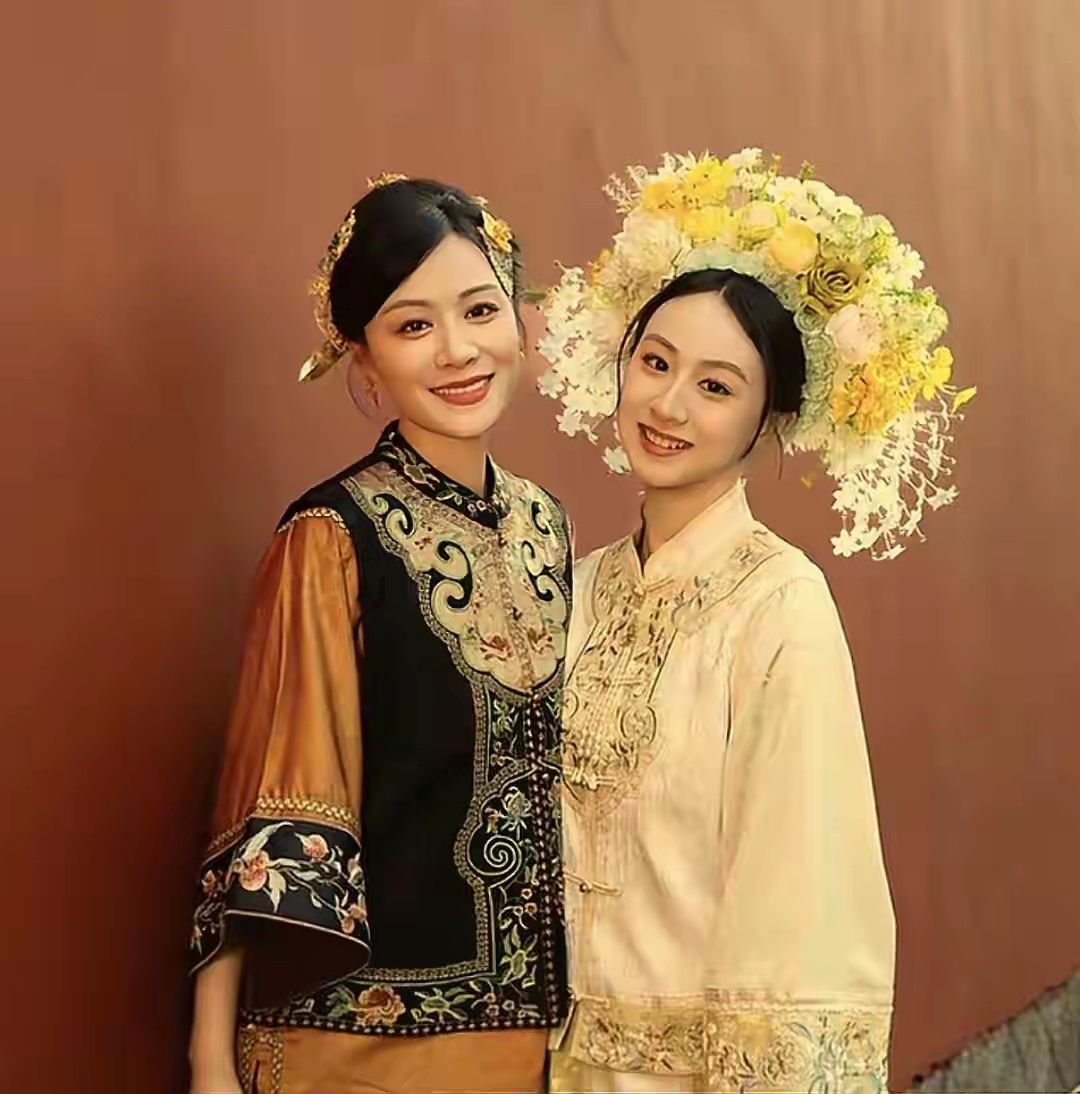 17岁森碟簪花照一出，叶一茜这次终于不是“最忙妈妈”，是养眼闺蜜款

叶一茜晒出和森碟簪花同框，小姑娘17岁，五官越长越像妈，甜里带利落，下巴线条顺了以后，那种“田家小妞”的野气收了点，变成清瘦江南闺秀感。

以前网友总骂叶一茜“蹭孩子流量、管太多”，可这张图里最舒服的点是：

妈妈在镜头前退半步，