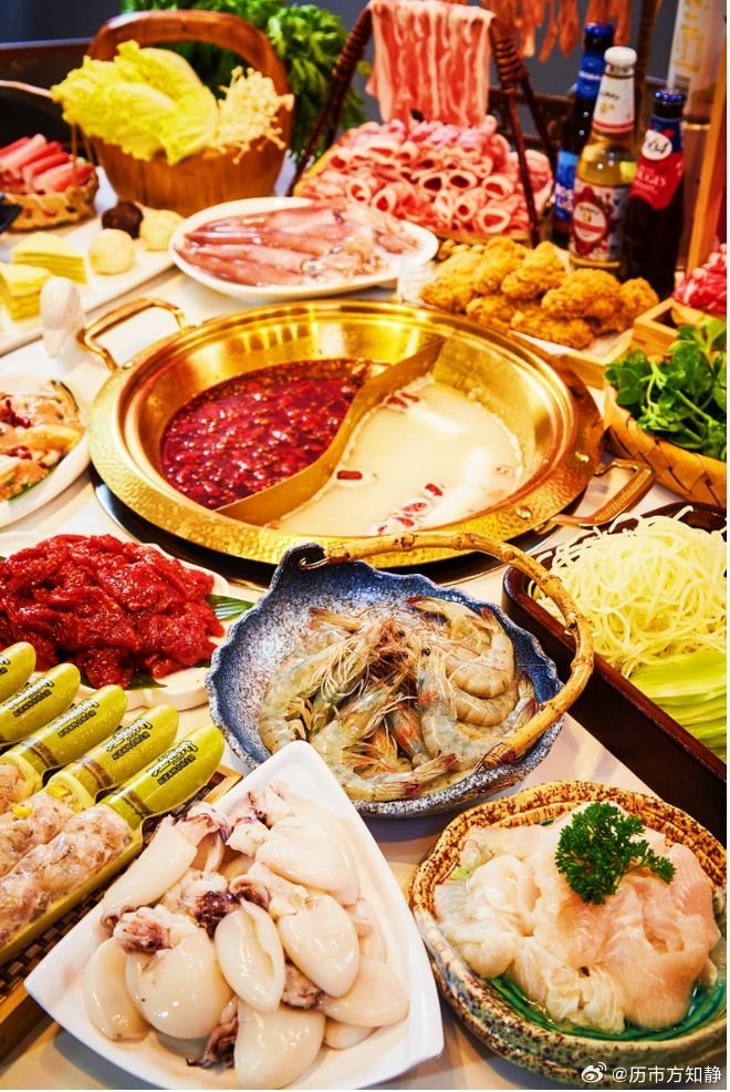 卖房砸150万加盟火锅店，4个月赔光，这件事最扎心的地方，不只是赔得快，而是很多坑在掏钱之前其实就已经埋好了。

第一，是把口头承诺当成了商业事实。招商时讲半年回本、年入百万，听起来很诱人，真正有约束力的却只有合同。嘴上说得再好，落不到纸面上，最后都很容易变成一句各自理解不同，合同签订 ​