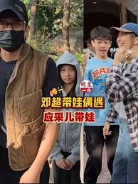 邓超迪士尼偶遇应采儿一家

10月22日上海迪士尼，有网友先拍到邓超带着女儿小花，没过一会儿又拍到应采儿带着儿子Jasper。应采儿戴着蓝色棒球帽，口罩压得很低，路过时把口罩拉到下巴，笑着凑上去打招呼，聊了两句又默默戴回去。邓超也是一身帽子口罩，见了Jasper直夸&