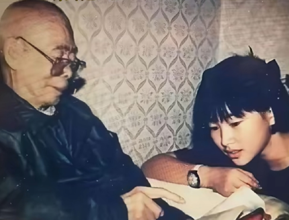 小时候的朱珠在家中爷爷辅导她学习时的一幕，爷爷朱虚之，开国少将，浙江临海人，老红军，参加过长征，参与组建我国地空导弹部队，2000年离世，享年88岁。