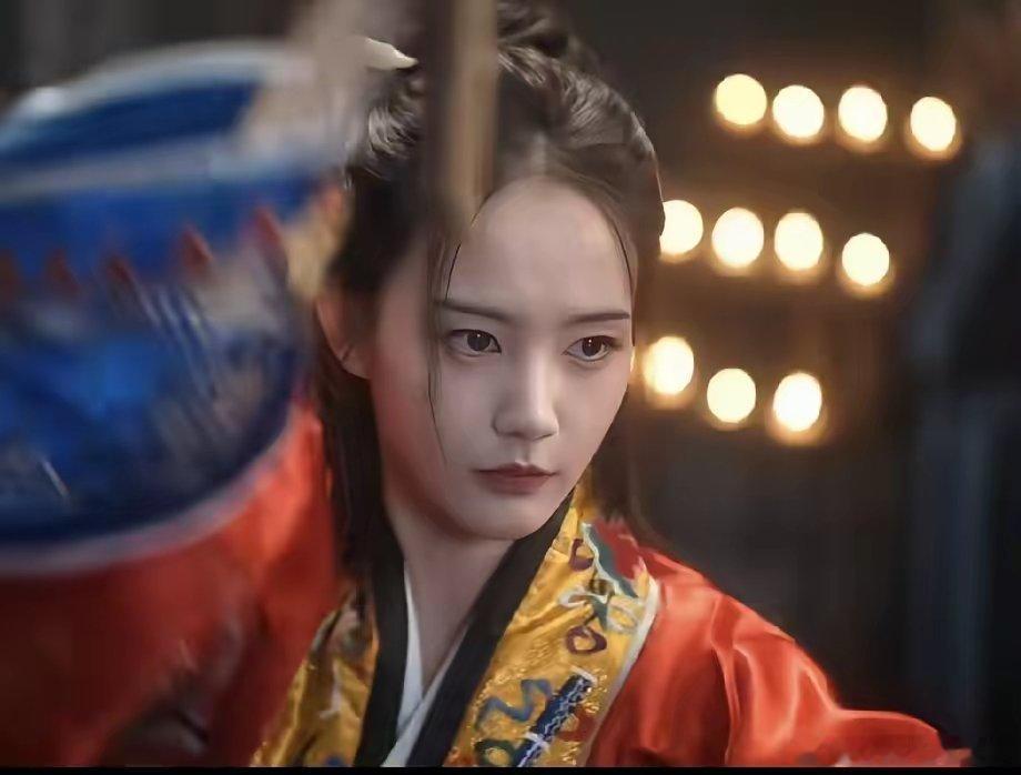 李一桐是不是体质属于凉。
她现在又上新剧《我不是大师》。
她每次出场剧都火，比如和刘宇宁的《书卷一梦》，当时连我妈妈都看了，也成为她的粉丝。
但是，每次她都是剧火，人不是很火，而且每次剧播完，她就特别安静的躲起来了，仿佛她不在内娱了，都以为她可能又凉热度了。
但是，每次剧播，她又热门 ​