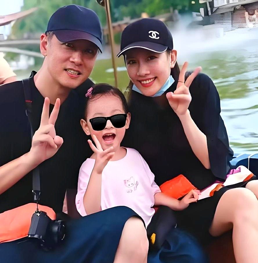 讲完睡前故事，任重试探着问能不能留下一起睡，亲闺女嘻嘻二话不说，直接挥手说再见。

孙骁骁发出的这段日常，把任重卑微的家庭地位扒了个底朝天。小丫头平时管爸爸叫“重重”，一到睡觉立马翻脸不认人，听完故事就赶客。任重自己倒是挺知足，感慨现在算好了，以前连床都不让上。

归根结底，孙骁骁产后全职带娃，任重