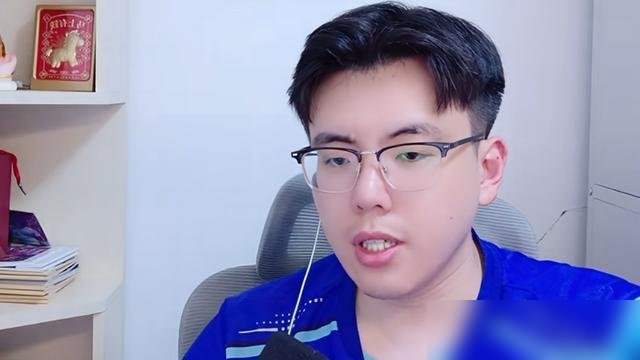 刚拿完女双冠军，王曼昱扭头就放话：决赛我打不过佐藤瞳。
这话听着离谱，但三个月前她刚被佐藤瞳3比0剃了光头。削球手，大满贯决赛，这组合放以前想都不敢想。
佐藤瞳什么路数？就是磨。一板一板削，削到你手软心慌。王曼昱半决赛打张本美和，四局拿下，就丢了一局，状态够猛了吧？她自己却说“下风球”。
不是