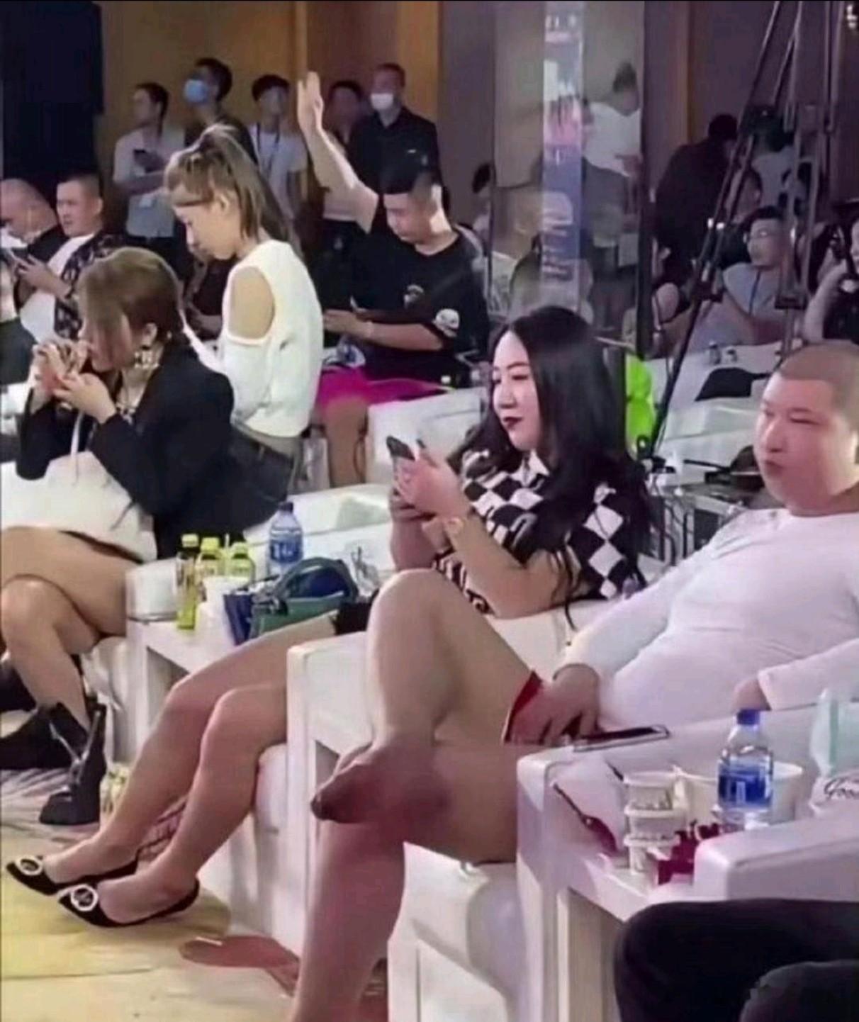 一群网红的聚会，站没站相，坐没坐相，是短视频和直播带货成就了他们。