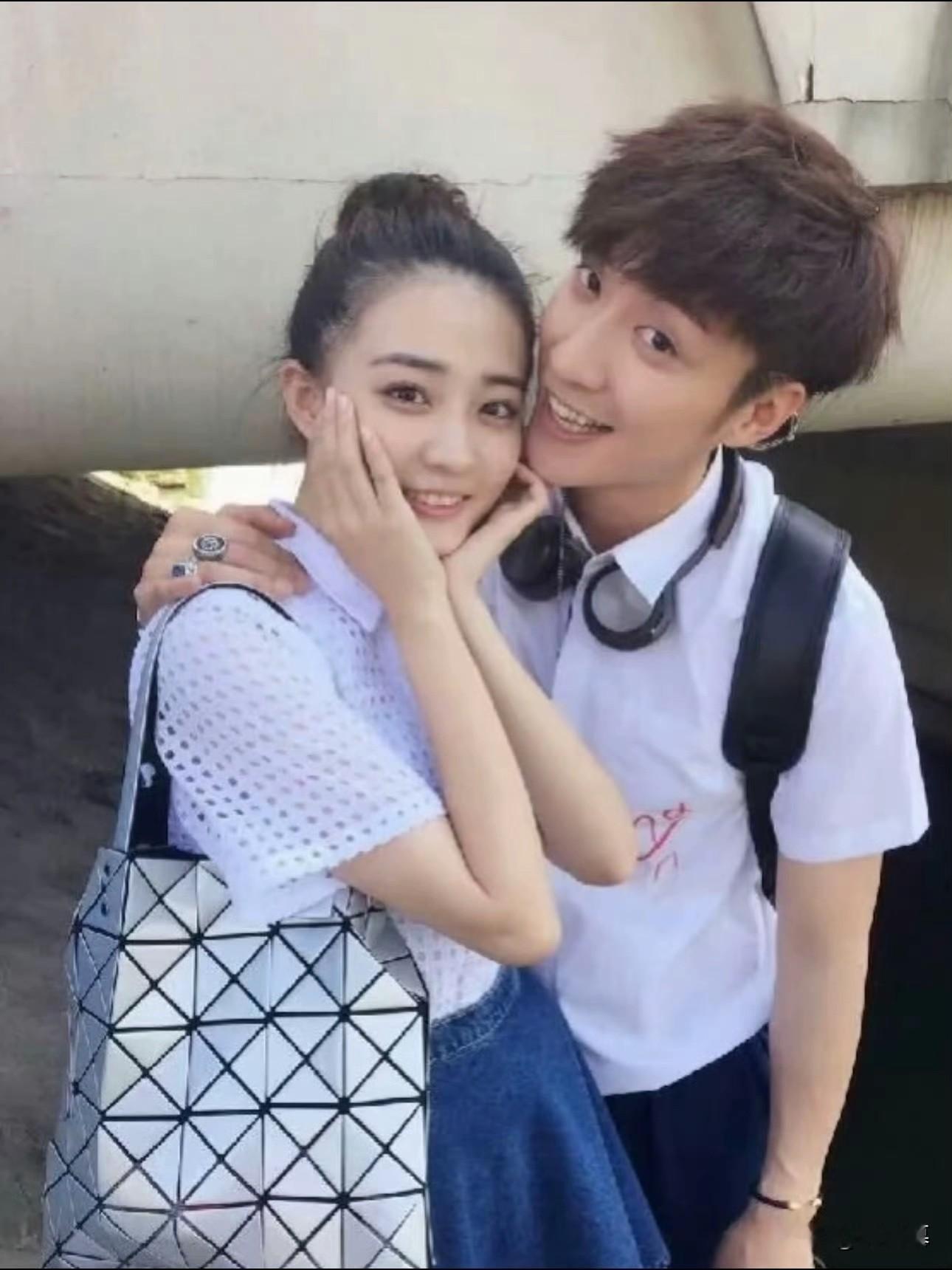 乔任梁去世十周年，父母装扮墓地，多次辟谣被害传闻，他和刘翔同门，去世前二十天严重失眠多日，个人状态出现异常，可惜发现的太晚了。
今日，是乔任梁去世十周年的日子，他的父母一大早就来到墓地，用很多粉色的鲜花装扮，还有他的照片，把墓地布置的很温馨。
乔任梁父母还设置了留言区，让前来悼念的粉丝留言，还有一处