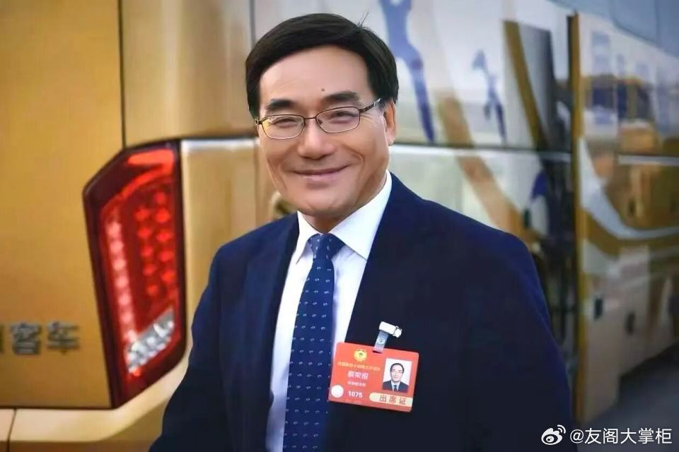 #宁波大学开学典礼突降暴雨校长只讲3句话#
那我也只讲三句：1、这样的校长不再像是“官”，这才是校长该有的样子；2、有雨还继续，仪式的庄严性保留；3、三句话就结束，灵活而且务实。 ​​​​