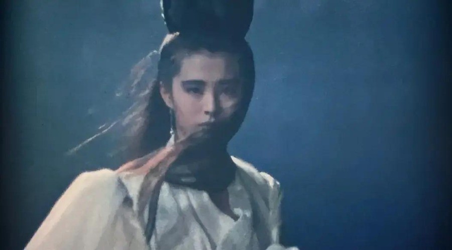 王祖贤说观众记忆还停在19岁，可她今年60了，一边在硅谷开艾灸馆一边把20岁的脸授权给AI做游戏，这事儿比容貌变没变有意思多了
9月24日，“王祖贤回应变样了”冲上热搜。她在《互相关注》里对李诞说，观众对她的记忆还停在19岁，不知她已60岁。这句话不是辩解，是把舆论的镜子转了个方向。
一、观众的记忆