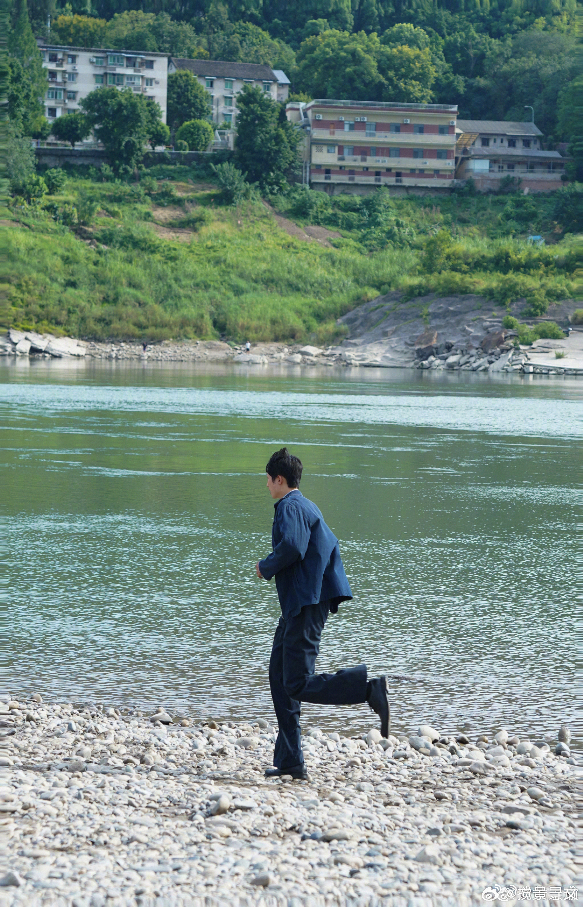 #黄景瑜[超话]##黄景瑜##黄景瑜##黄景瑜重器# 世界上有许多城市 我唯独喜欢辽宁 不是因为那里繁华 而是那里有我爱的人 景瑜你努力奔前程  我努力奔向你 你在台上发光 我在台下为你呐喊 学习很苦很累 但这对我来说是见你的唯一捷径   你的成就正是我的底气 许多人在操场牵手散步 而我只能握着你 ​