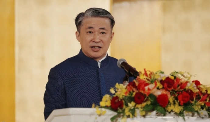 薛剑总领事：日本反华已成“世界冠军”
 
日前，我国驻大阪领事馆总领事薛剑表示，日本已成为反华、厌华的“世界冠军”。
 
薛剑总领事这话说得一点都不错，直接点中了日本社会根深蒂固的对华认知偏差。
 
今年7月，皮尤发布的跨国民调显示，日本是对中国持负面看法比例最高的国家，对华负面观感长期维持在80%