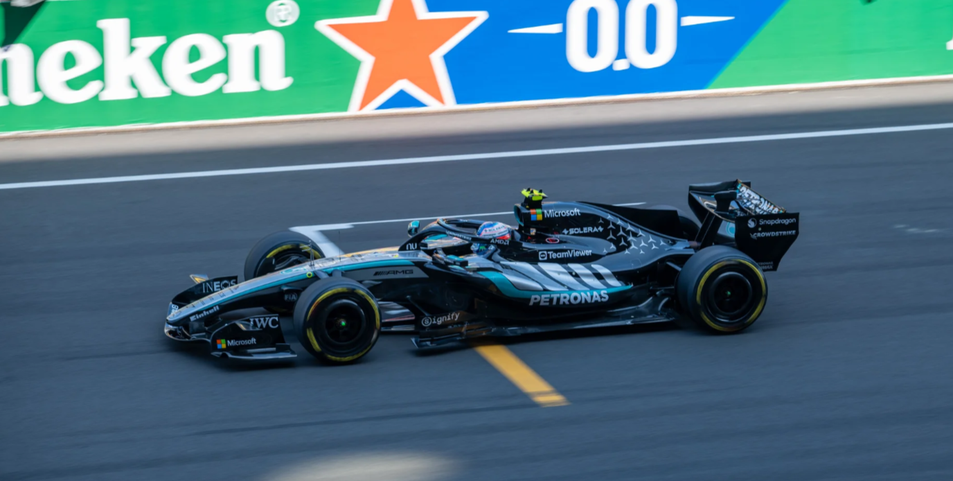 2026 F1-西班牙站：法拉利“豪赌”与新规下的能量博弈
在之前的比赛中，汉密尔顿曾直言SF-26的前翼设计落后，无法有效梳理前胎乱流。这次法拉利是下了血本，不仅重做了前翼端板和潜翼，还彻底重构了底板、扩散器甚至侧箱的“可乐瓶”区域。法拉利的目标很明确：不再单纯追求极致的单圈下压力，而是要打造一个