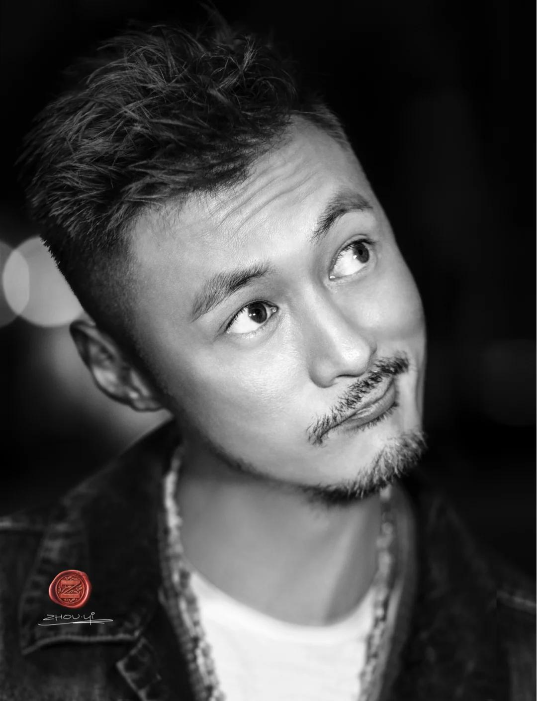 余文乐部落倒数第一，一公还是全场第二的夺冠热门，二公直接跌到团秀队长秀双垫底，余文乐部落这波操作属实是把“一手好牌打得稀烂”演绎到了极致。

原本靠着艾热和王以太的说唱长板，大家以为他们能稳扎稳打，结果非要跨界去磕高难度的唱跳《蒙娜丽莎》。原版檀健次的舞蹈那是出了名的硬核，他们倒好，因为队友不擅长跳