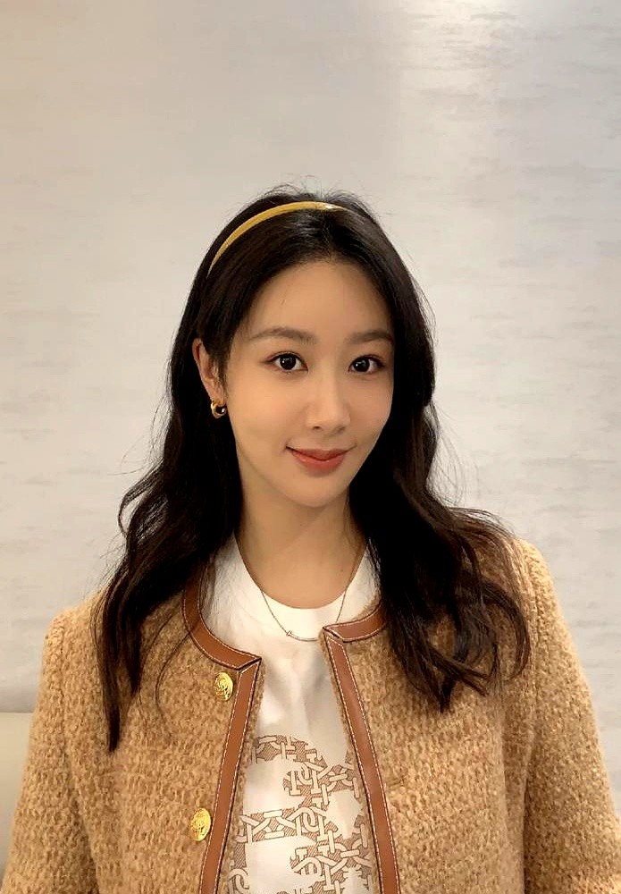 李现在片场被逼出一身冷汗，肖战看着角落里的群演愣住了。

拍戏时肖战发现，杨紫居然能准确喊出每个群演的名字。有个群演捂着肚子脸色发白，她直接把手里的水递过去，连声问要不要休息。

张一山见过她拿外卖，送餐小哥浑身湿透站在门口直滴水，她二话不说点开手机塞过去一笔厚厚的打赏。

跟她对戏，李现直言压力极