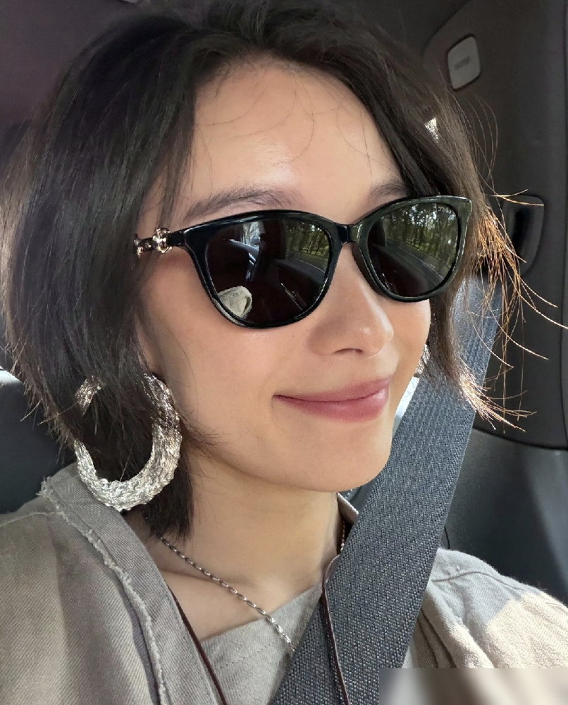 倪妮把自己留了三年的长发，一刀铰了。
不是造型师逼的，是她自己为《隐身的名字》里的任小名提的。齐耳短发出镜那天，全网以为换人了。大银圈耳环一戴，小皮衣一披，眼尾一挑，哪还有半点朱锁锁的影子。那个黑长直、风情松弛的清冷高级脸，突然就变成了耳下三公分、下颌线像刀裁过的飒爽大女主。更狠的是八月拍杂志，直