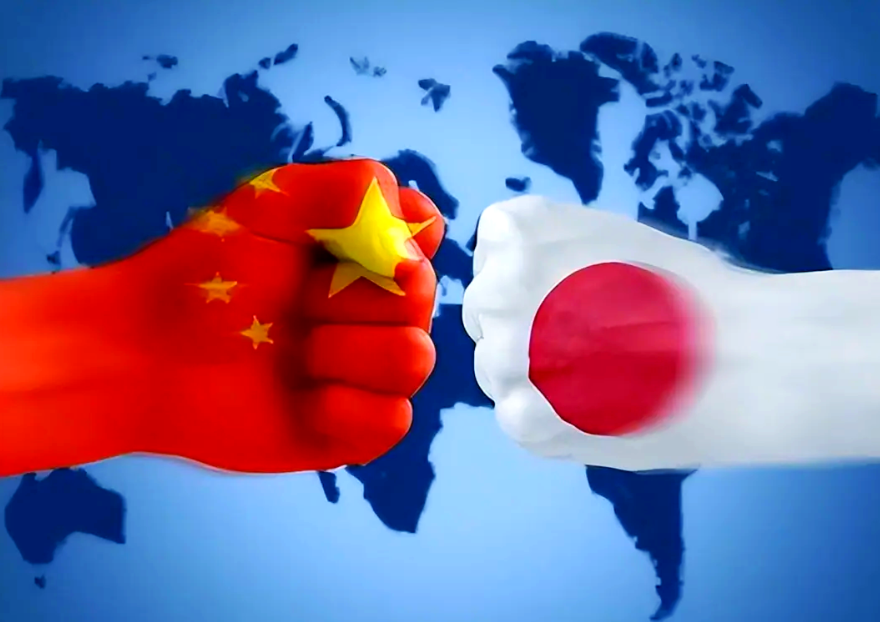中日若开战，将是地狱模式！最近全球多家防务智库悄悄改了评估口径：中国这次不是在摆姿态演戏，是真有打的底气和决心。这绝不是俄乌冲突那种能靠倒卖军火赚得盆满钵满的“战争生意”，中日对决只剩硬碰硬的惨烈消耗。美国想隔岸观火？根本不可能，一旦深度卷入，迎接它的只会是灭顶之灾。
 
俄乌是横跨上千公里的陆地战