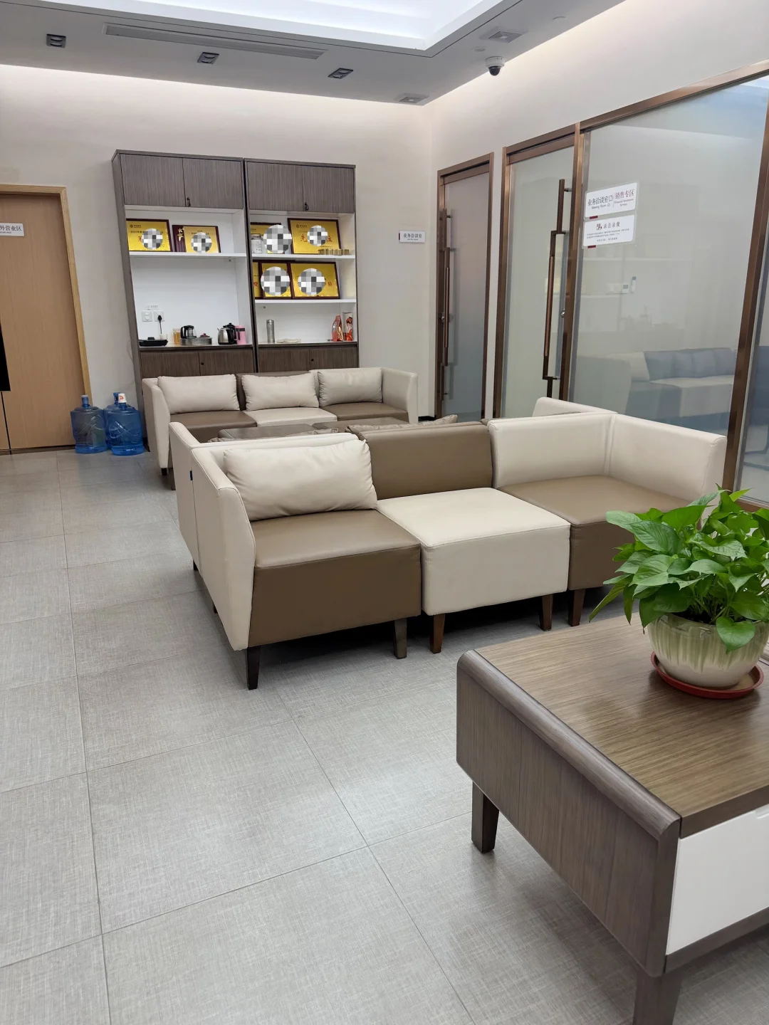 人们总喜欢把女性的成功归咎于嫁得好。