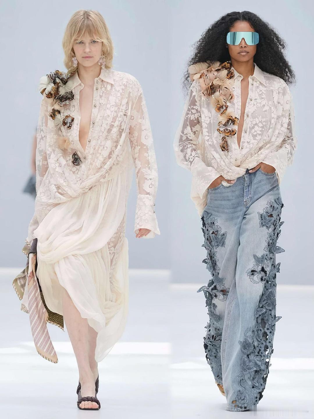 #春夏时装周# Zimmermann 2027春夏巴黎时装周｜「万华蝶舞 Kaleidoscope」
本季灵感源自19世纪博物插画师姐妹的蝴蝶手绘，把自然生灵搬上秀场。
立体激光切割蝴蝶错落附着在欧根纱、蕾丝裙身，随模特步履轻轻晃动。
大量半透薄纱、镂空蕾丝、垂坠褶皱交织，还有经过半高定工艺重塑的丹宁，柔与韧碰撞。
调色盘是温柔的低饱和色系：黄油黄、雾粉、烟紫、浅蓝，浪漫却不甜腻，既有盛大礼裙，也有松弛日常套装。一场流动的自然美学，属于Zimmermann独有的柔媚氛围感。#大秀直击##巴黎时装周#