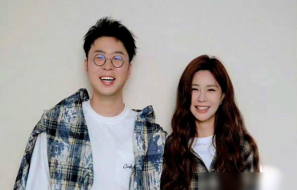 何炅站在车边比心，吴昕和郑凯坐车里笑，这顿饭吃得全网都炸了。
被拍到的画面里，吴昕没躲，没藏，大大方方带着谈了七年的男友跟何炅、李维嘉聚餐。散场时何炅还冲着车里比了个心，跟老父亲送闺女出嫁似的。
再回头看，当初杜海涛追吴昕追得满城风雨，愣是没成。沈梦辰倒追杜海涛，追了好几年才领证。如今吴昕不争不