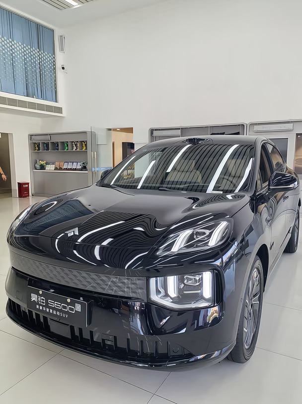 20万内满配SUV｜昊铂S600真的越开越爱✨
	
试驾完直接心动！这台昊铂S600属于颜值和实力双在线🥳
溜背轿跑SUV造型，车身修长，ISD动态尾灯解锁自带灯语，拍照巨出片。四门无框电吸门，关门那一下高级感拉满。
	
坐进去才是惊喜！Nappa真皮座椅，前排零重力女王副驾带18点按摩，长途开车像自带移动SPA。后排143°超大躺角，坐上去能半躺休息，全家出行都舒服。全车五层夹胶隔音玻璃，关上门安安静静，通勤路上特别治愈。
	
硬核配置真的舍得给，全系标配激光雷达+高阶智驾，堵车、自动泊车都省心。有纯电/增程可选，纯电800V快充，增程续航无焦虑，增程四驱版零百4.3秒，踩油门推背感十足。前双叉臂+后五连杆底盘，过坑洼很稳，兼顾运动和家用。
	
二十万价位能给到这么多标配，性价比直接拉满，追求质感、智驾、舒适的可以冲！
	
#昊铂S600 #广汽昊铂 #新能源SUV #买车攻略 #家用车推荐