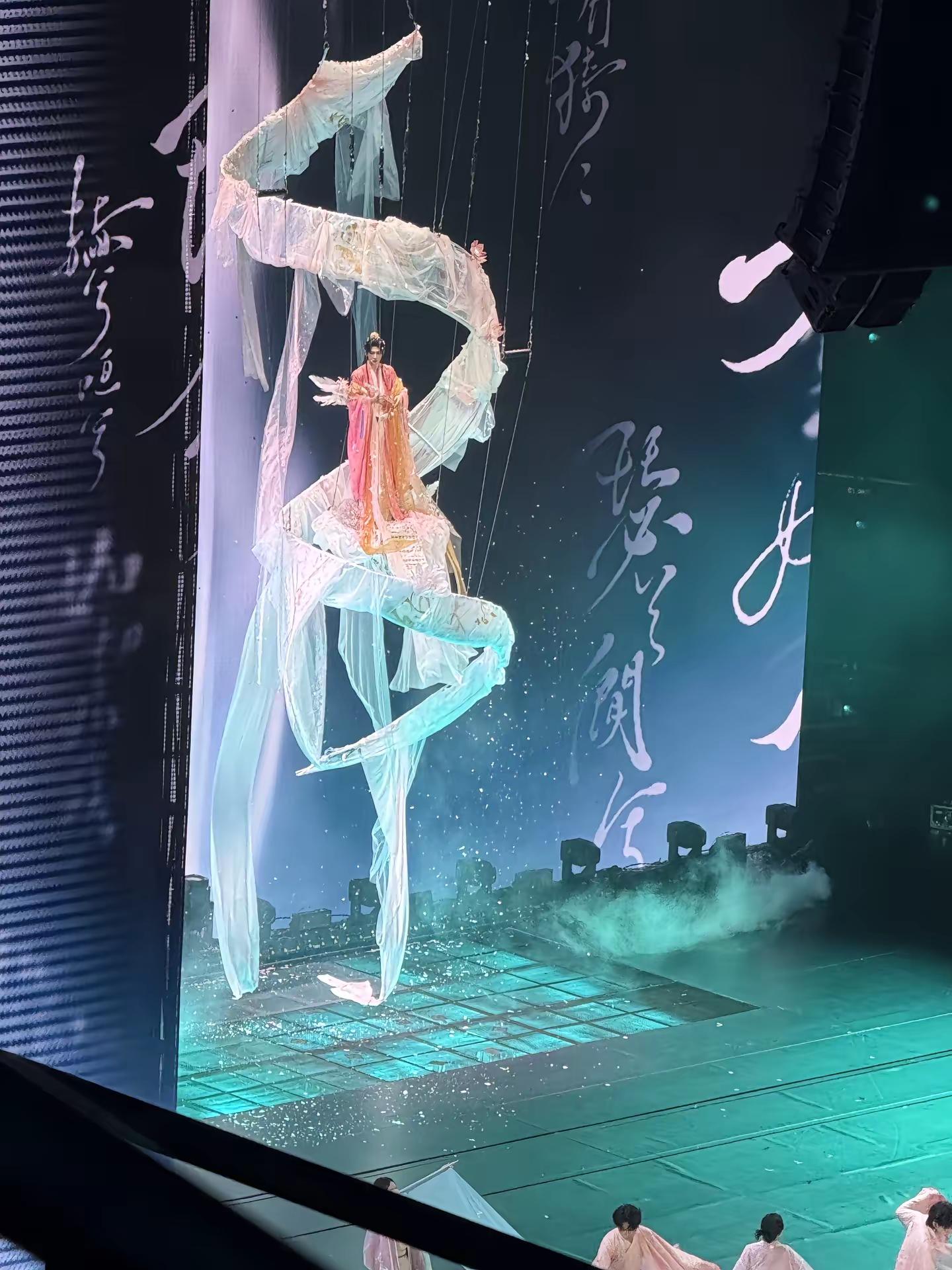 第一次看刘宇演唱会不清楚流程，开场时在台上找半天看不到人，一抬头刘宇在天上飞着呢刘宇宇宙诗人