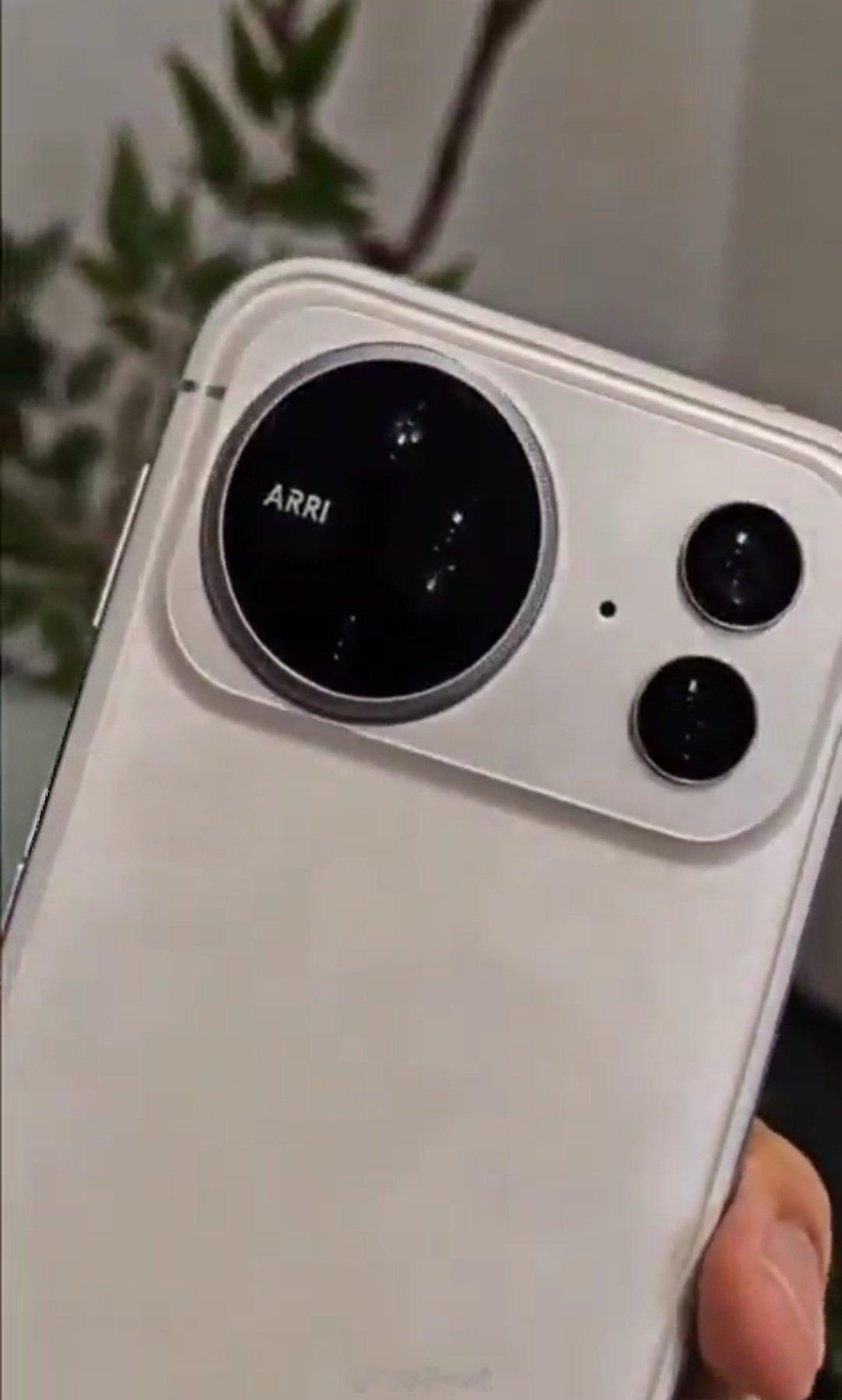 荣耀magic9，11000mah
红米K100，10000mah±

今年的标准版因为成本原因都没法升级处理器，只能疯狂堆电池了[允悲]

相比较升级处理器和堆超大电池，大家更喜欢哪种方案[思考] ​