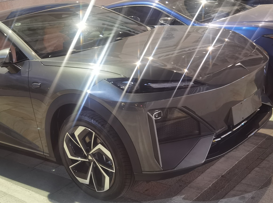 2023年夏天就开始看新能源车，被第一代深蓝S07颜值吸引到了，也开始留意对比各个品牌的车型配置。我的需求是，既想要城市跑电通勤，又想要告诉远途无里程焦虑，预算20以内，经过漫长的线下试车比价。终于2024年11月下定了深蓝S07，这代已经做了不少优化，价格也很有诚意。如今开了近两年，我感觉到了它的