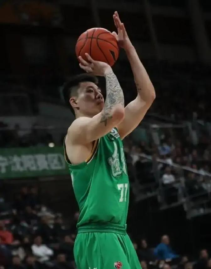 郭士强亲自坐在场边看比赛，有些名气响当当的国手在场上慢悠悠养生，年轻人却恨不得把地板磨破去争一个名额。
这差距明眼人一眼就能看出来。
大家本来以为主教练跑这一趟是专程来看张镇麟的，结果呢，几个回合看下来，很多球迷心里都直犯嘀咕。
明明前阵子在场上还飞天遁地，怎么到了老帅眼皮子底下，反倒开始收着