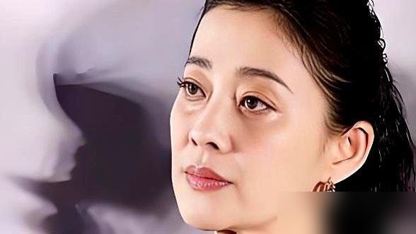 郭涛拍《父母爱情》拿了8万8，梅婷拿了300万，孔笙导演撂了句大实话：钱就这么多，你爱来不来。
郭涛心里那根刺，扎了十几年。同样是主角，片酬差出三十多倍，换谁不憋屈？
但他还是接了。就一个理由：剧本太硬，安杰和江德福这俩人物，他放不下。
结果呢？剧播了十年，重播几百轮，江德福成了国民姐夫。郭涛