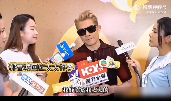 59岁郭富城自曝愧对方媛。家里两个孩子，全靠她一个人扛。
他原话是，太太太辛苦，自己忙到没时间陪，等忙完一定带她出去旅游补偿。
这话听着耳熟不？他马来西亚演唱会刚结束，转头就官宣了启德跨年场，门票今天优先开抢。
一边说愧疚，一边排期排到2027年。
男人的“忙完”，在事业面前永远没有尽头。女