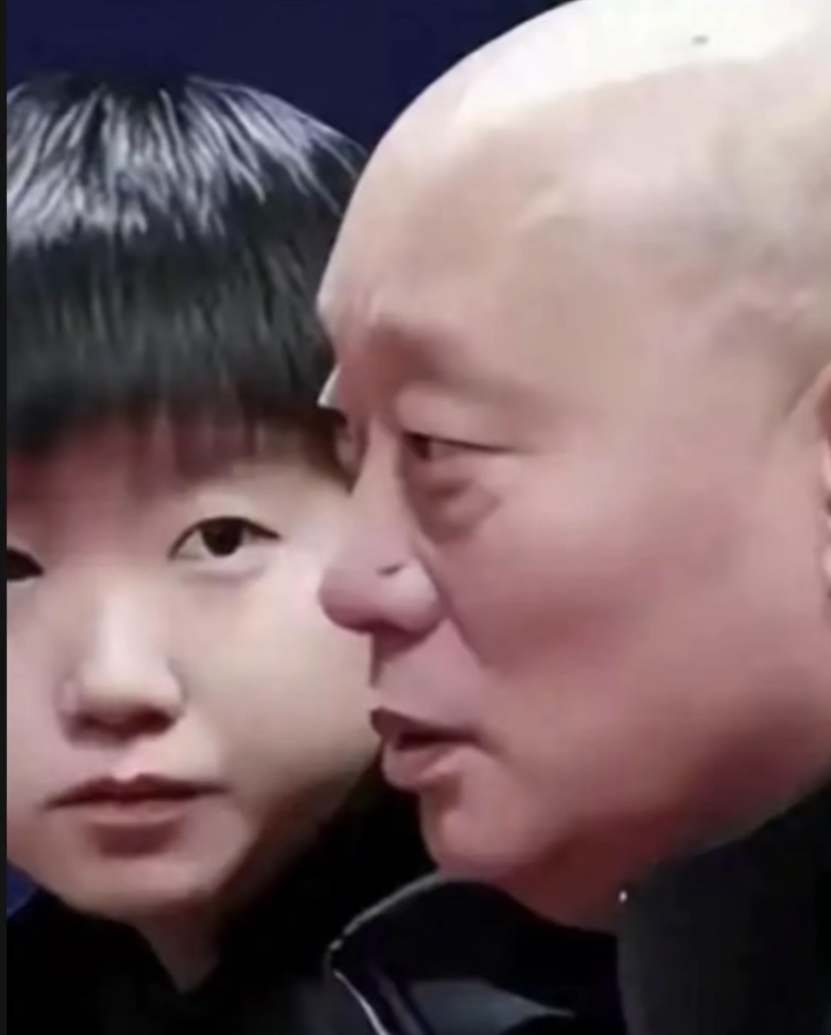 明珠不蒙尘
2022年海南冬训，孙颖莎卡在瓶颈上。没有主管教练，她就一个人对着空球台死磕反手。
恩师杨广第看在眼里，急在心上。他找到刘国梁，只说了一句话：“明珠不能蒙尘，我来为她争一争。”