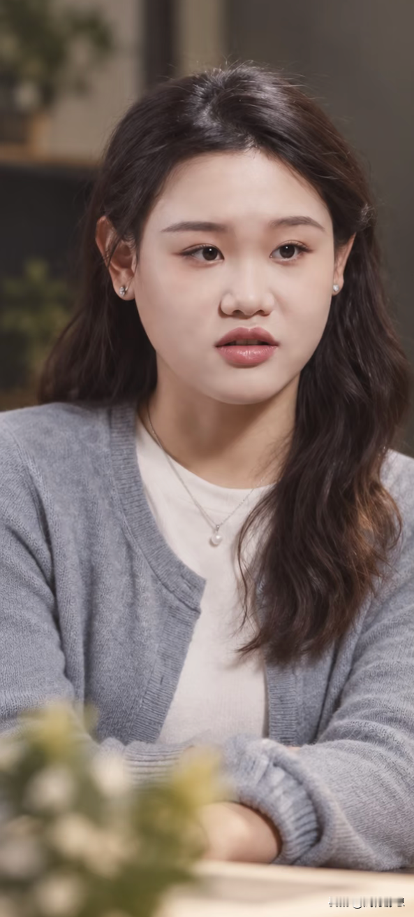 奥运冠军退役租房，奖金究竟去哪了？
看到张家齐这档子事，心里真不是滋味。

堂堂奥运冠军，退役后竟然混到连个安身之所都拿不准，还得靠直播带货维持生计，这剧本简直荒诞。当初信誓旦旦在北京看房，转眼却成了上海的租房客，中间这笔账，怕是比跳水池里的水还要深。

你说这钱都去哪了？父母十年不工作，靠着女儿的