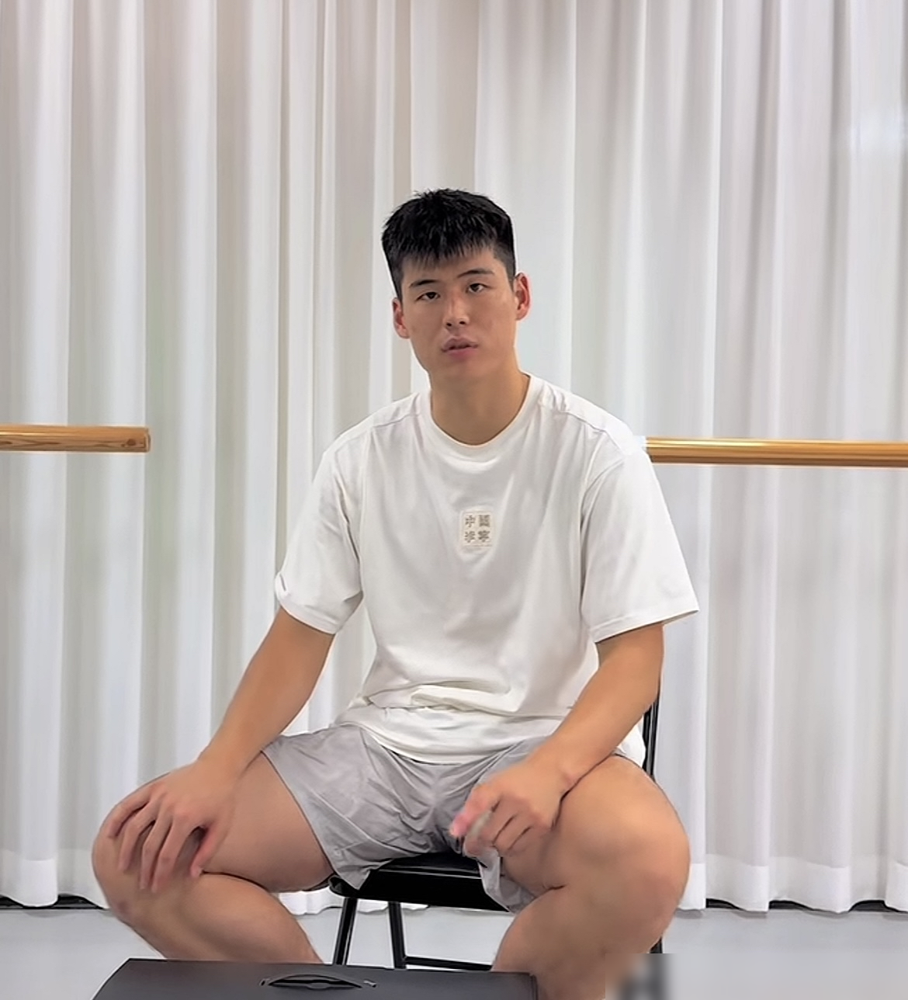 39岁大外援，广东队真能签吗？
媒体人爆料，有经纪人把麦基推给了广东男篮，想补内线。但俱乐部大概率不会点头，原因就俩字：太老。39岁的护框，对抗一上来，腿脚根本跟不上CBA这帮年轻外援的冲击。
这头没定，那头又出了点小状况。9月17日跟蒙古球队打内部教学赛，小将陈家政对抗中膝盖磕了一下。当晚直播