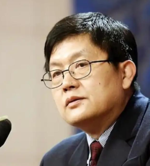 中方曾呼吁谨慎前往日本，不料复旦大学的冯玮却曾高调推荐中国学生去日本，一边是国家有关部门连续提醒中国公民和留学人员注意赴日风险，另一边却出现高校知名学者积极谈论赴日学习、研学的声音。两边一碰，问题就来了：学生到底该听谁的，所谓“爱国”，又该怎样理解？

明明官方再三苦口婆心提醒国人谨慎赴日，转头就有