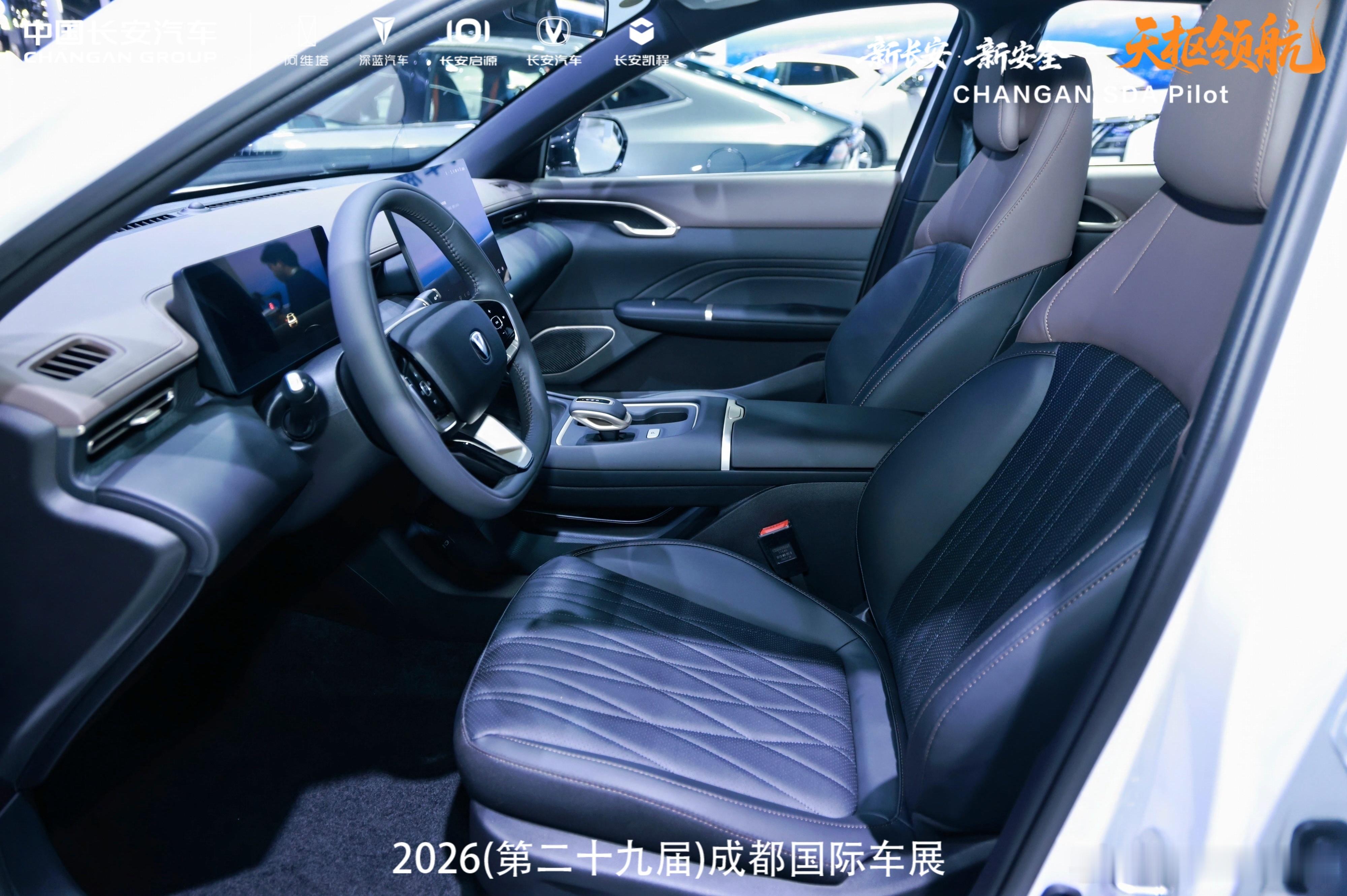最近去看了下长安逸动，真有点被惊到。8.79万起的价格，结果标配1.5T蓝鲸发动机，192马力，310牛米扭矩，零百8秒出头，这动力放合资车得卖十几万吧。内饰也舍得下本，14.6英寸大屏、10.25英寸仪表，还接了DeepSeek AI大模型，语音喊一声就能开座椅通风、调空调，挺聪明的。后排空间也够大，轴距2765mm ​