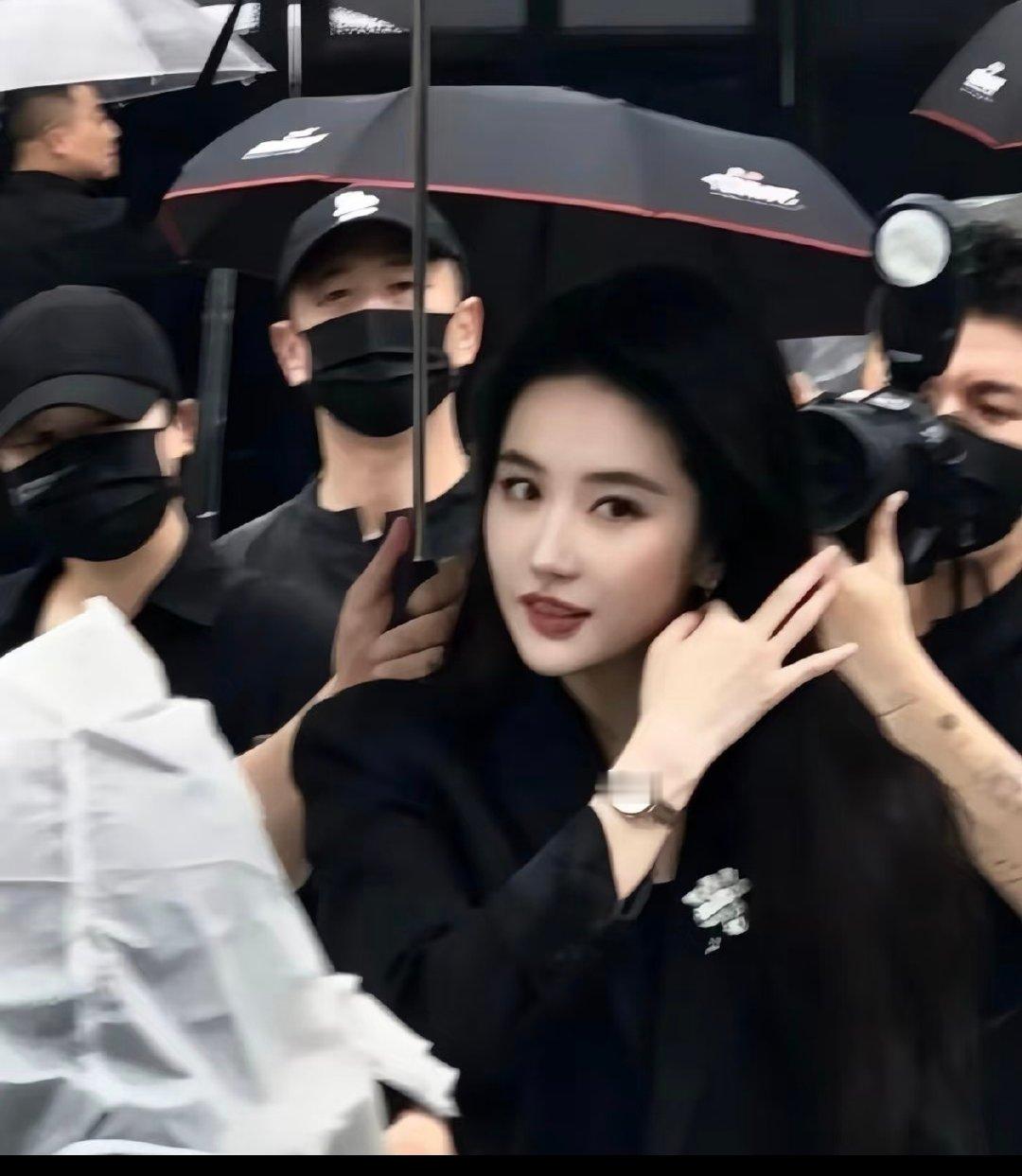 #刘亦菲把我拉过去的望周知##刘亦菲[超话]#想要这个图的原图。在网友分享里截到的…… ​