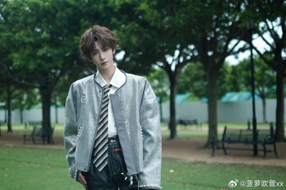 #刘宇长三角国际青年电影周# 💙#刘宇跳舞听取哇声一片# 
鲨鲨们 可以问一下你们的手机都是哪里租的吗 
想租vivo300u+400增距镜 
我是25号的 有24号的和我拼嘛
之前小红书有发帖子没有人鸟我哈哈哈哈哈
租手机的也是挑花眼了不知道靠不靠谱
[期待][期待][期待][期待][期待] ​