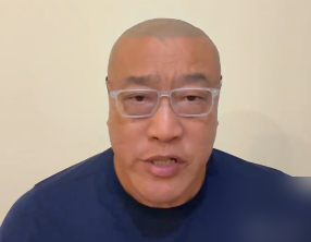 1988年，马健当着全队的面质问主教练，周日为什么还要练，大家都累得不行了。教练一句话把底裤都扒了：领导看见咱们七天全在练，就算输了球，也没人能怪咱们不努力。练的不是球，是给上面看的免责声明。马健后来只回了一句，他只在乎自己的面子，输赢无所谓。三十多年过去了，亚运会打完，还得全员写总结。马健又开炮了