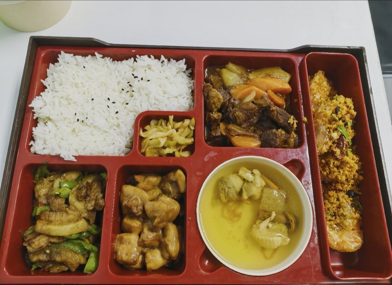 现在这种盒饭行啊 
还挺好吃的[舔屏] 我这是四个肉菜  ​